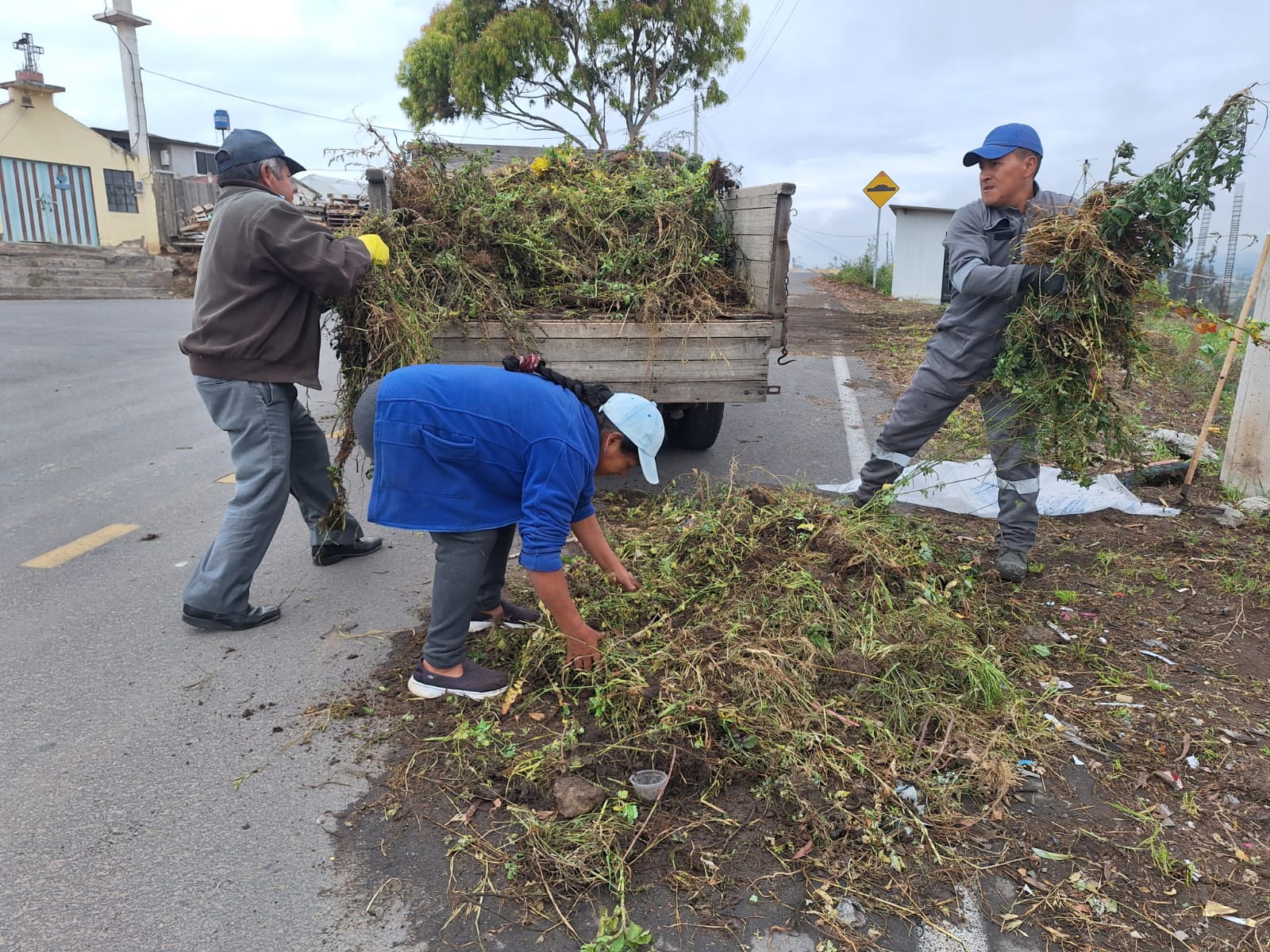 LIMPIEZA DE VÍAS EN EL CASERÍO SAN JUAN